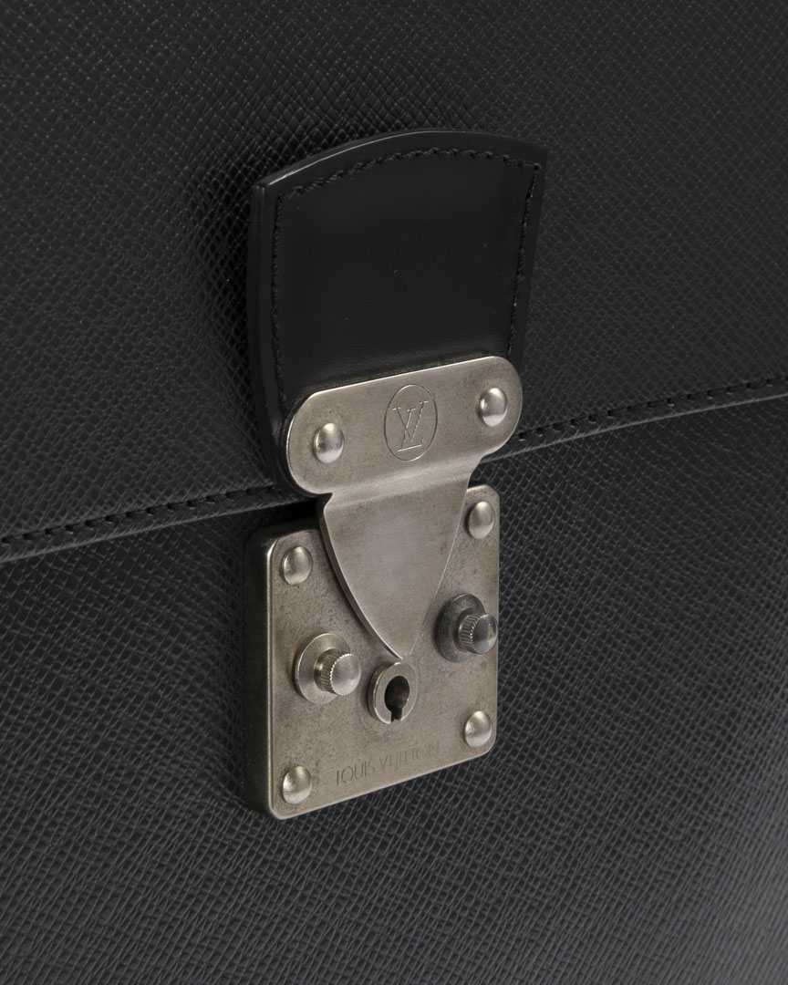 Alternative view of Louis Vuitton Portadocumenti Robusto MM Taiga Nero