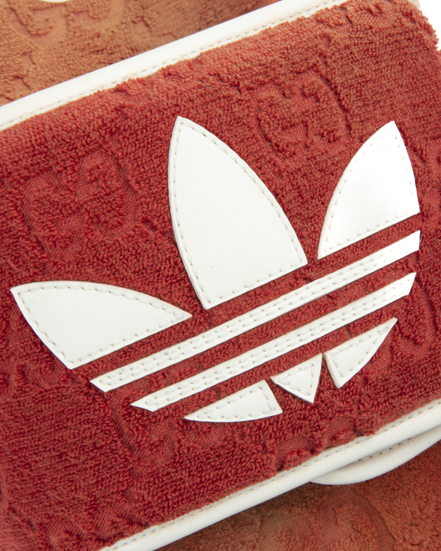 Alternative view of Gucci x Adidas Slides Spugna GG Rossa